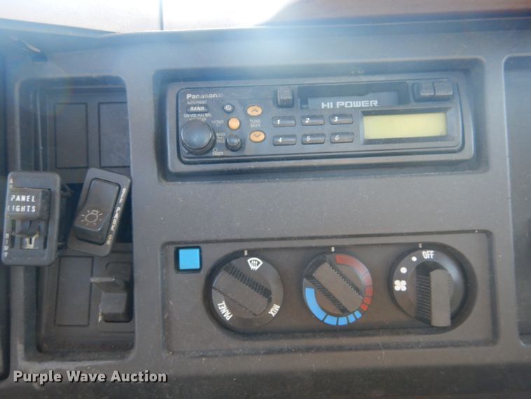 image for item DH5235 1999 International 4700  rollback truck