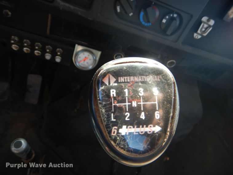 image for item DH5235 1999 International 4700  rollback truck