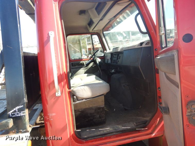 image for item DH5235 1999 International 4700  rollback truck