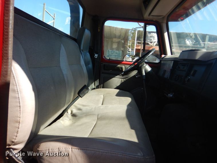 image for item DH5235 1999 International 4700  rollback truck