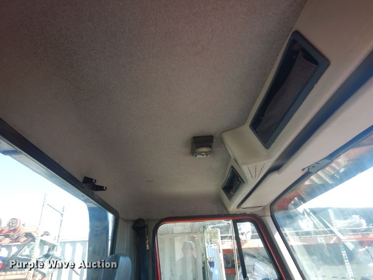 image for item DH5235 1999 International 4700  rollback truck