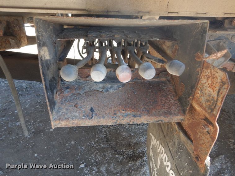 image for item DH5235 1999 International 4700  rollback truck