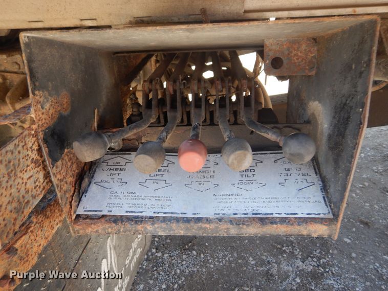 image for item DH5235 1999 International 4700  rollback truck