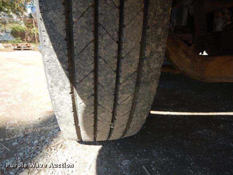 image for item DH5235 1999 International 4700  rollback truck