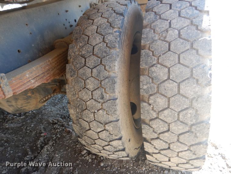 image for item DH5235 1999 International 4700  rollback truck