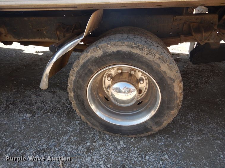 image for item DH5235 1999 International 4700  rollback truck