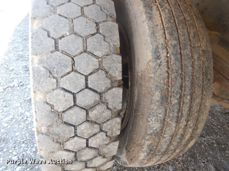 image for item DH5235 1999 International 4700  rollback truck