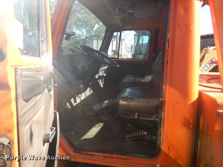 image for item DH5238 2002 International 4700  tow truck