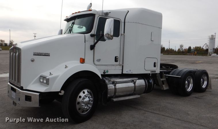 image for item DH7021 2012 Kenworth T800  semi truck
