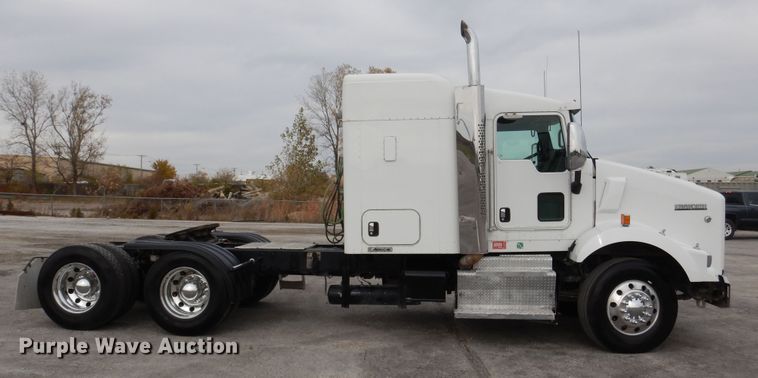 image for item DH7021 2012 Kenworth T800  semi truck