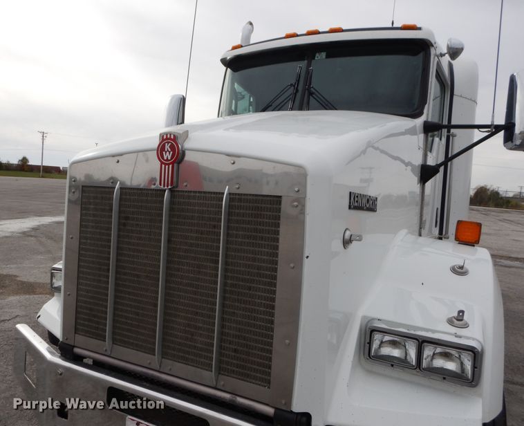 image for item DH7021 2012 Kenworth T800  semi truck
