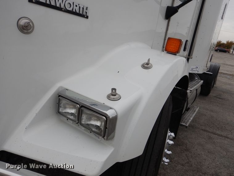 image for item DH7021 2012 Kenworth T800  semi truck