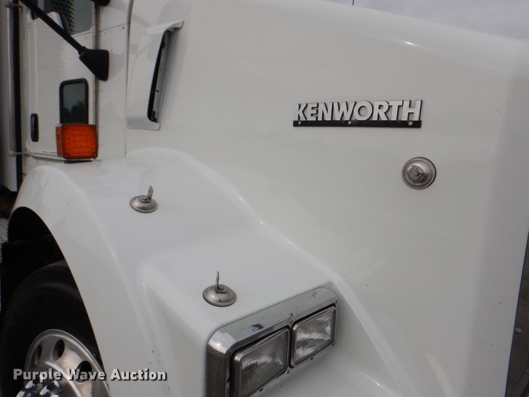 image for item DH7021 2012 Kenworth T800  semi truck