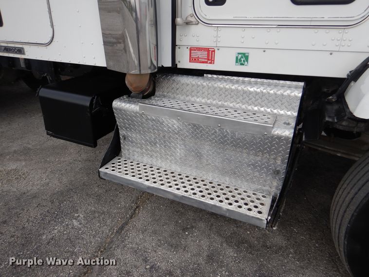 image for item DH7021 2012 Kenworth T800  semi truck