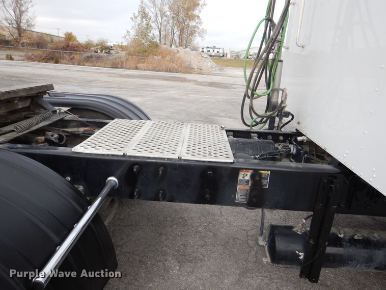 image for item DH7021 2012 Kenworth T800  semi truck