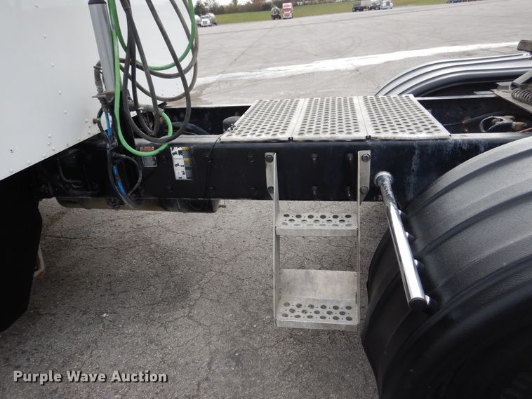 image for item DH7021 2012 Kenworth T800  semi truck