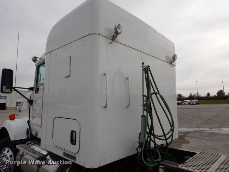 image for item DH7021 2012 Kenworth T800  semi truck