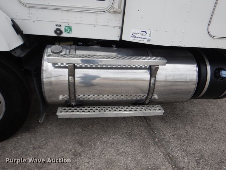 image for item DH7021 2012 Kenworth T800  semi truck