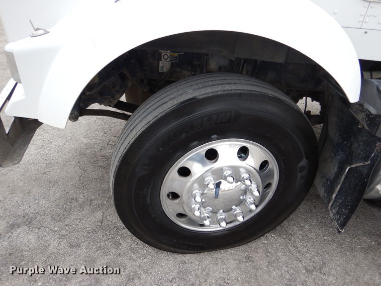 image for item DH7021 2012 Kenworth T800  semi truck