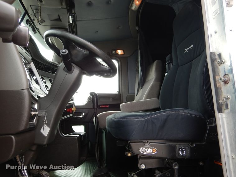 image for item DH7021 2012 Kenworth T800  semi truck