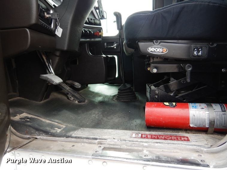 image for item DH7021 2012 Kenworth T800  semi truck