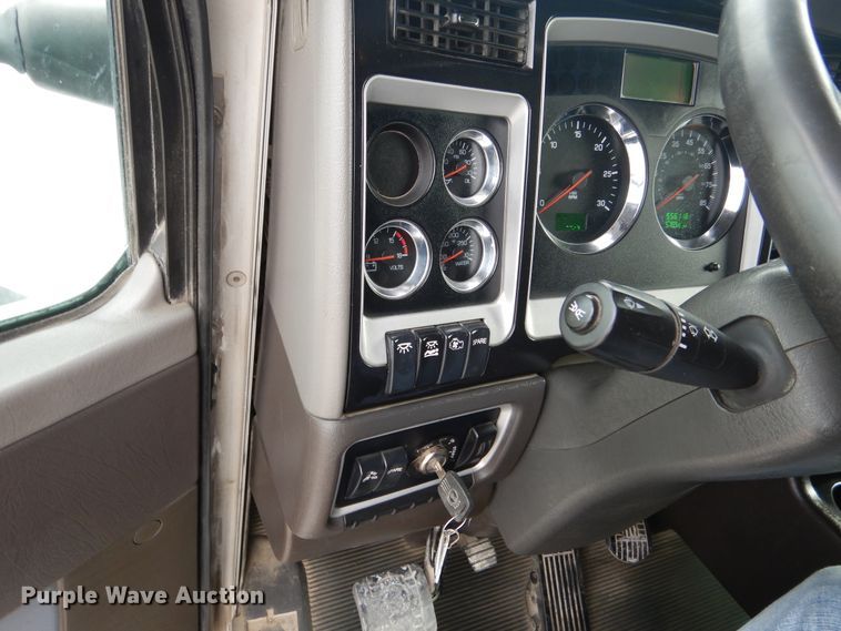 image for item DH7021 2012 Kenworth T800  semi truck