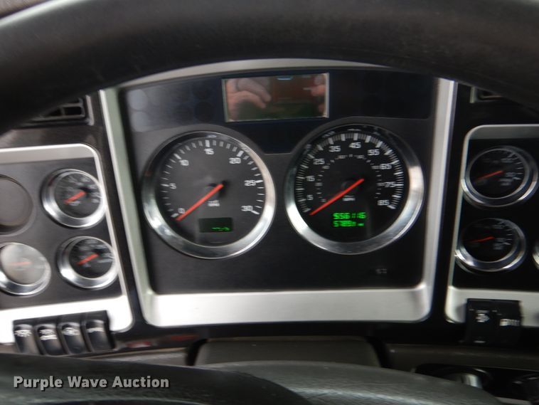 image for item DH7021 2012 Kenworth T800  semi truck