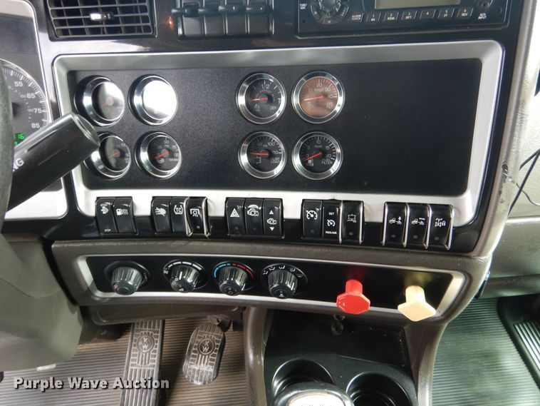 image for item DH7021 2012 Kenworth T800  semi truck