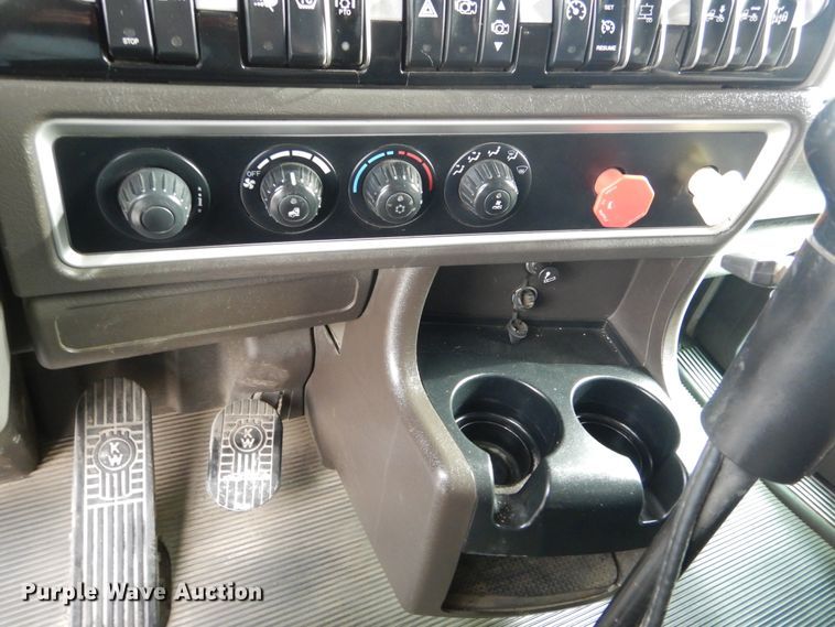 image for item DH7021 2012 Kenworth T800  semi truck