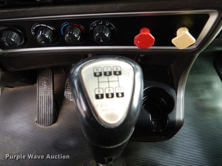 image for item DH7021 2012 Kenworth T800  semi truck