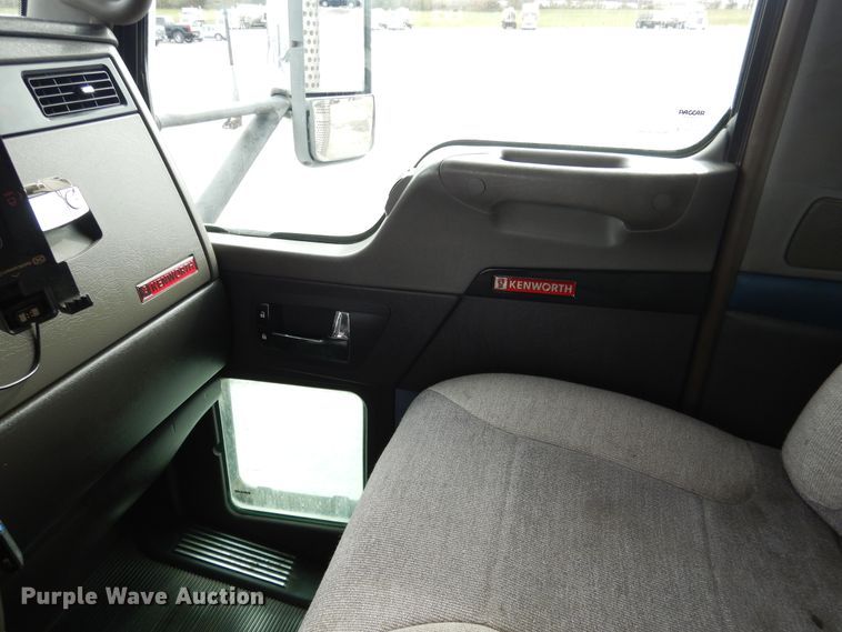 image for item DH7021 2012 Kenworth T800  semi truck