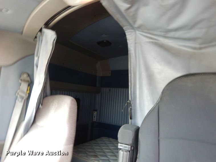 image for item DH7021 2012 Kenworth T800  semi truck