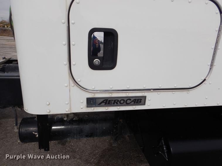 image for item DH7021 2012 Kenworth T800  semi truck