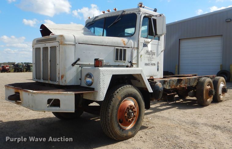 image for item DI0487 1976 International Paystar 5000  truck cab and chassis