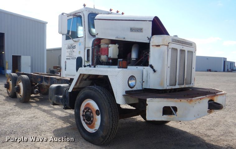 image for item DI0487 1976 International Paystar 5000  truck cab and chassis