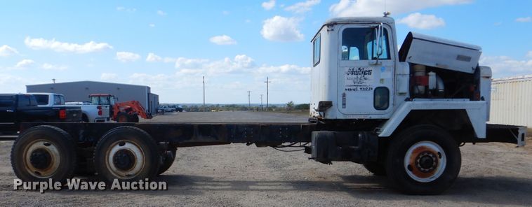 image for item DI0487 1976 International Paystar 5000  truck cab and chassis