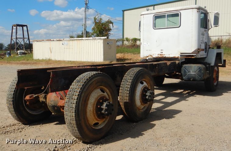 image for item DI0487 1976 International Paystar 5000  truck cab and chassis