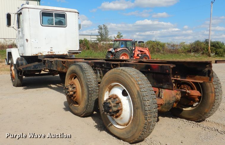 image for item DI0487 1976 International Paystar 5000  truck cab and chassis