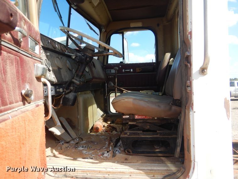 image for item DI0487 1976 International Paystar 5000  truck cab and chassis