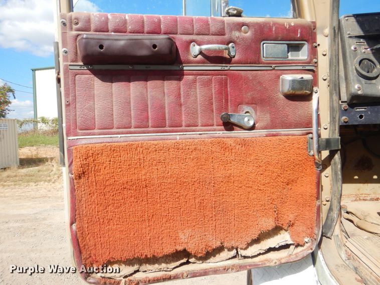 image for item DI0487 1976 International Paystar 5000  truck cab and chassis