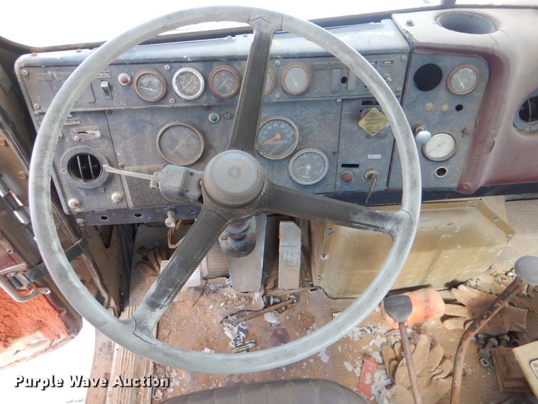 image for item DI0487 1976 International Paystar 5000  truck cab and chassis