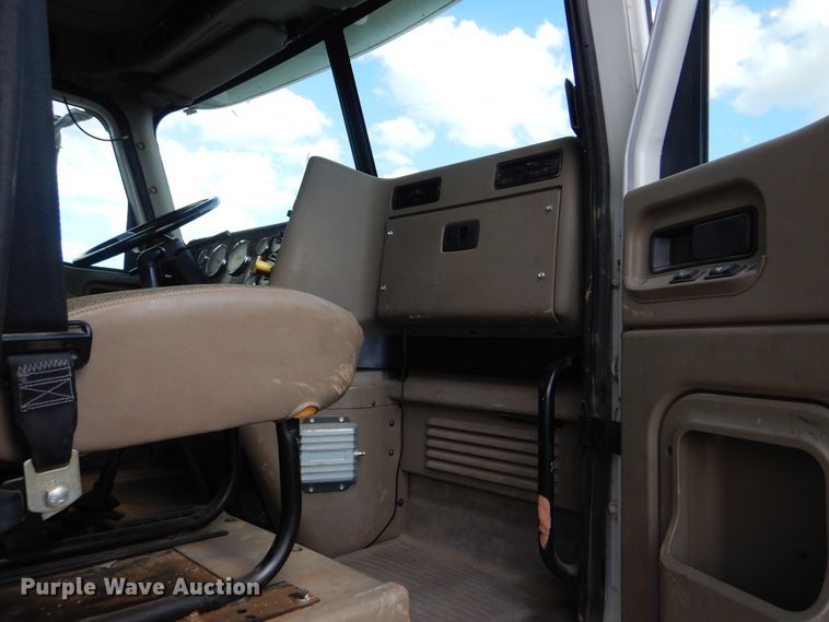 image for item DI0490 2007 International 5600i  truck cab and chassis