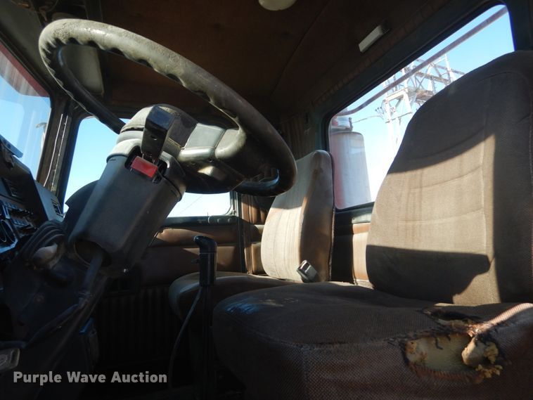 image for item DI1005 1999 Kenworth T800  semi truck