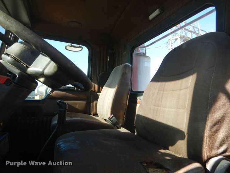 image for item DI1005 1999 Kenworth T800  semi truck