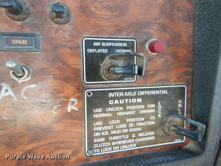 image for item DI1005 1999 Kenworth T800  semi truck