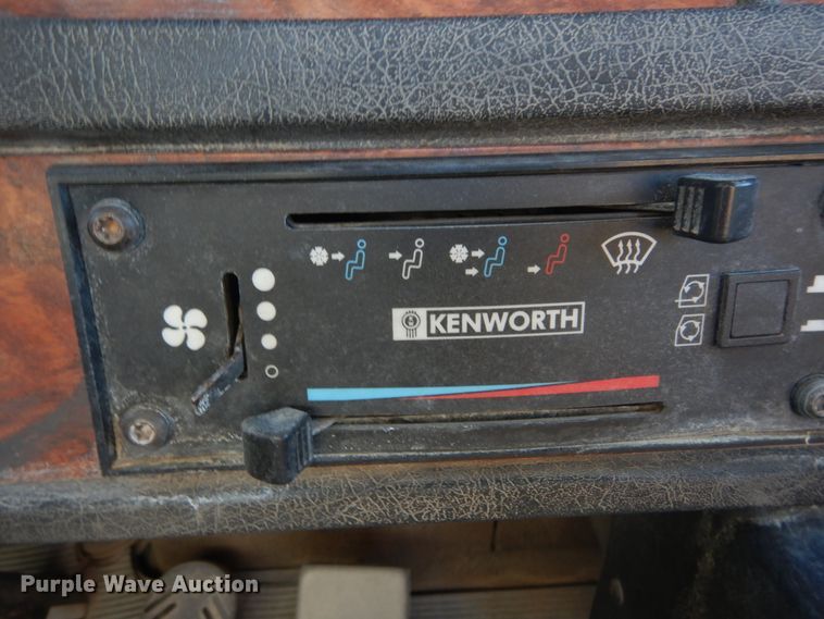 image for item DI1005 1999 Kenworth T800  semi truck