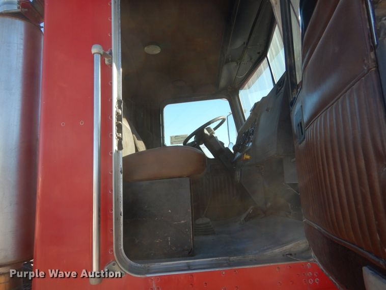 image for item DI1005 1999 Kenworth T800  semi truck