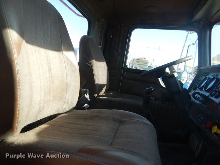 image for item DI1005 1999 Kenworth T800  semi truck