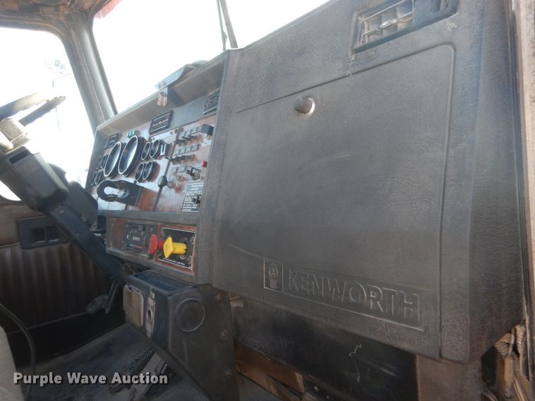 image for item DI1005 1999 Kenworth T800  semi truck