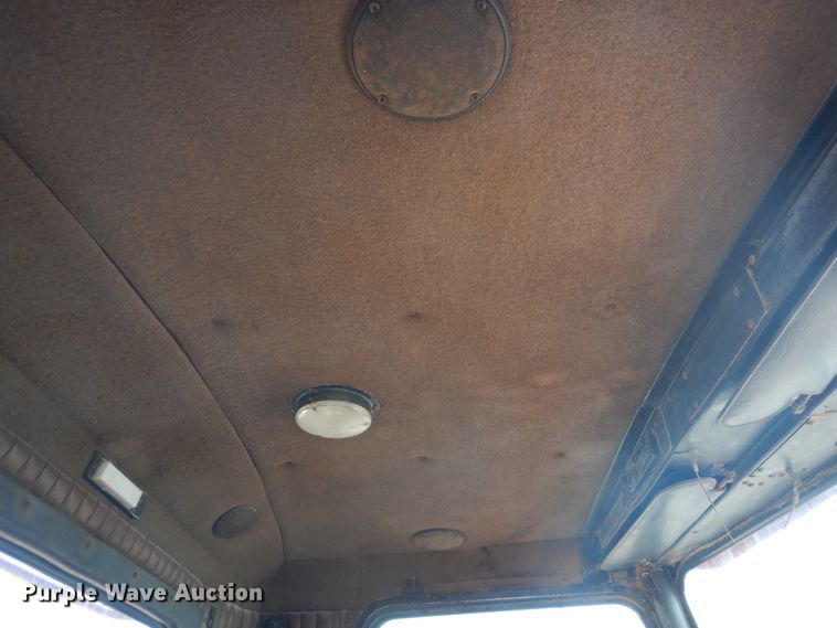 image for item DI1005 1999 Kenworth T800  semi truck